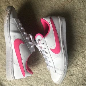 Like New: women’s pink nike Court sneaker